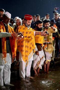 Photos: ओंकारेश्वर में आस्था के रंग में रंगे राहुल और प्रियंका गांधी, नर्मदा आरती और ज्योतिर्लिंग के किए दर्शन