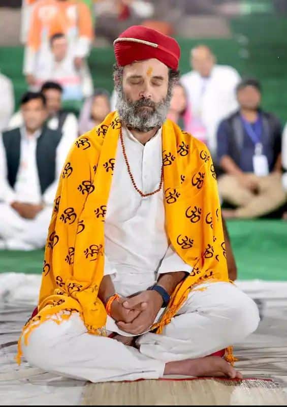 આરતી દરમિયાન રાહુલ ગાંધીની બહેન અને કોંગ્રેસ મહાસચિવ પ્રિયંકા ગાંધી વાડ્રા અને જીજા રોબર્ટ વાડ્રા પણ હાજર હતા.