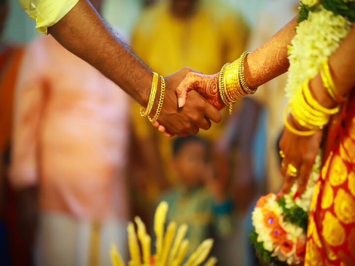 Nandyala Crime News Man marries, cheats 3 women in AP, Check Details Nandyala Crime News: ఒకరికి తెలియకుండా ఒకరితో మూడు పెళ్లిళ్లు, డబ్బులు తీసుకుంటూ మోసాలు!