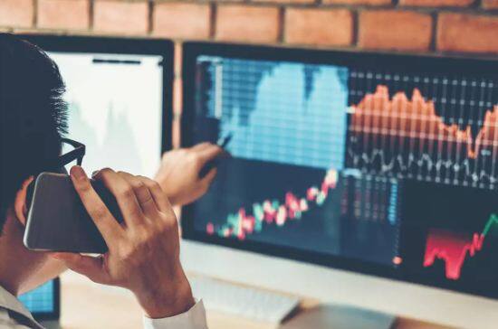 ਦੋ ਏਅਰਲਾਈਨਾਂ ਵੀ ਸ਼ਾਮਲ ਹਨ: ਇੰਟਰਗਲੋਬ ਐਵੀਏਸ਼ਨ ਅਤੇ ਸਪਾਈਸਜੈੱਟ ਨੇ 1,585.49 ਕਰੋੜ ਰੁਪਏ ਅਤੇ 837.88 ਕਰੋੜ ਰੁਪਏ ਦਾ ਘਾਟਾ ਦਰਜ ਕੀਤਾ ਹੈ।