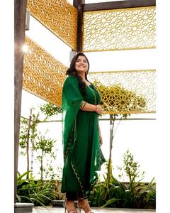 Manjima Mohan : முதல் நீ முடிவும் நீ...பச்சை நிற உடையில் கலக்கும் நடிகை மஞ்சிமா மோகன்!