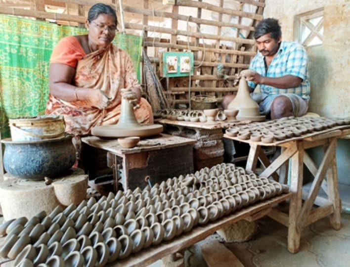 புதுக்கோட்டை மாவட்டத்தில் அகல் விளக்குகள் தயாரிக்கும் பணியில் தொழிலாளர்கள் மும்முரம்