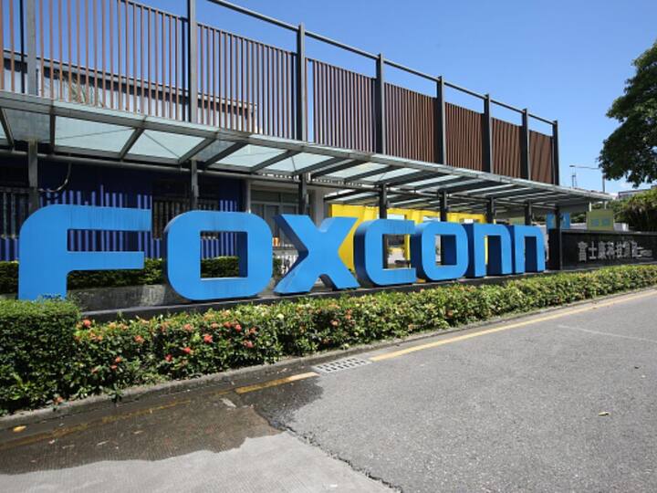 Over 20,000 Employees, Including New Hires, Leave Apple Supplier Foxconn's China Plant Over 20,000 Employees, Including New Hires, Leave Apple Supplier Foxconn's China Plant: Report