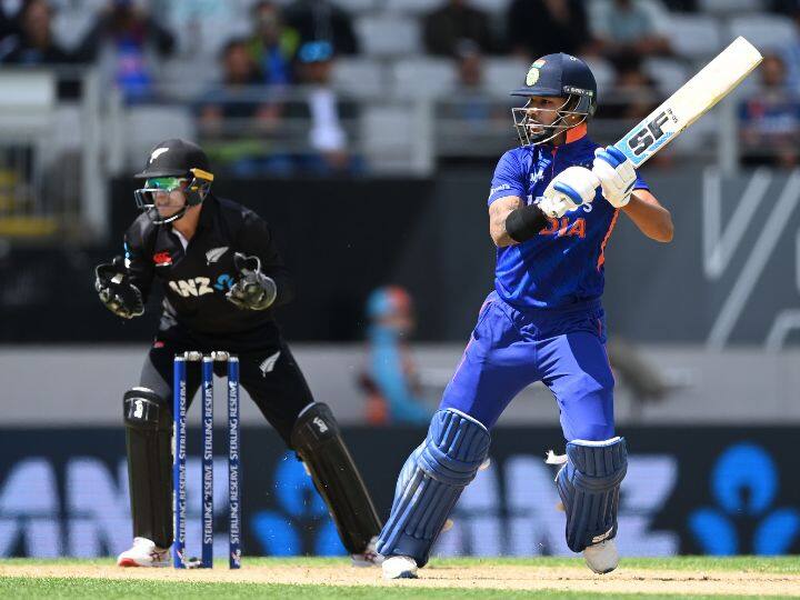 IND vs NZ ODI : भारताच्या न्यूझीलंड दौऱ्यातील पहिला सामना ऑकलंडमध्ये पार पडला, ज्यात भारताने दिलेलं 307 धावाचं लक्ष्य न्यूझीलंडने सहज गाठत मालिकेत 1-0 अशी आघाडी घेतली आहे.
