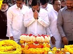 यशवंतराव चव्हाण यांची आज 38 वी पुण्यतिथी, मुख्यमंत्र्यांनी केलं अभिवादन, प्रितीसंगमावर राजकीय नेत्यांची हजेरी