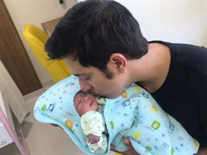 Viral marathi News father left job for spending time with new born daughter viral video Viral News : लेकीचा सांभाळ करण्यासाठी वडिलांनी सोडली लाखो रुपयांची नोकरी! नेटकऱ्यांकडून आश्चर्य, प्रतिक्रियांचा पाऊस