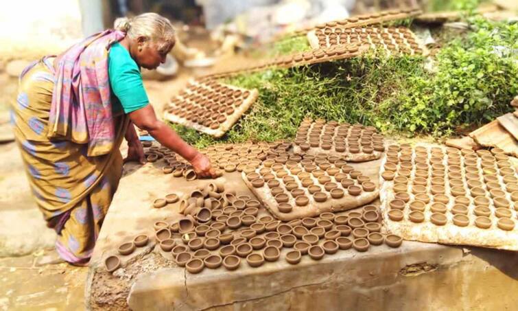 Workers are busy making Agal lamps for karthigai deepam in Pudukottai district TNN புதுக்கோட்டை மாவட்டத்தில் அகல் விளக்குகள் தயாரிக்கும் பணியில் தொழிலாளர்கள் மும்முரம்