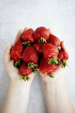 Strawberry benefits : हिवाळ्यात लालबुंद स्ट्रॉबेरी खाण्याने मिळतील 'हे' आश्चर्यकारक फायदे