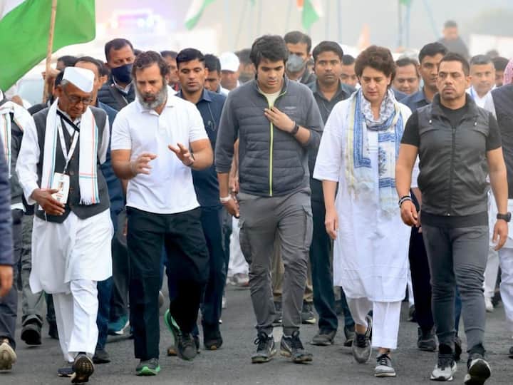 Congress leader Rahul Gandhi talks to senior leader Digvijaya Singh during the Bharat Jodo Yatra in Khargone, Madhya Pradesh on Friday. (Source: ANI)