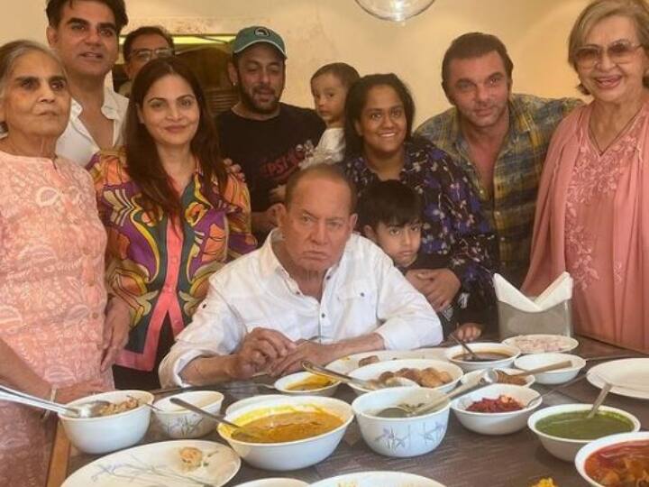 Salim Khan 87 birthday Delicious dishes were served  whole family including Salman Khan enjoyed see inside pics Inside Pics: फैमिली के साथ सलीम खान ने सेलिब्रेट किया बर्थडे, अरबाज से लेकर सलमान तक सभी ने की मस्ती