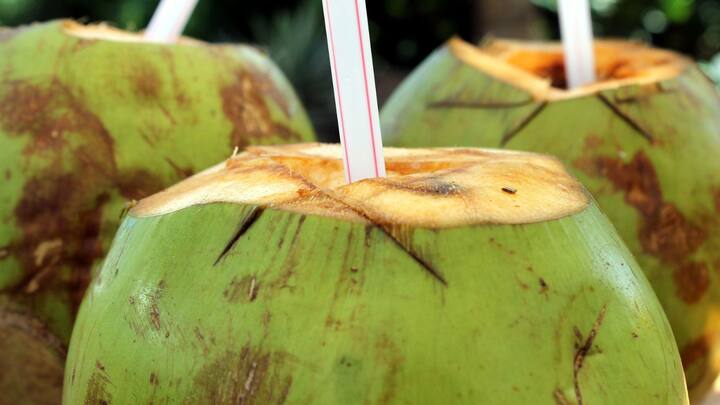 Coconut Water:এমনিতেই খেতে ভাল। আর সমুদ্রসৈকতে বেড়াতে গেলে এটি পান করা তো 'মাস্ট'। কিন্তু এসব বাদেও ডাবের জলের উপকারিতা কিছু কম নয়।  ডাবের জল বলে আমরা যেটি পান করি, তার ৯৪ শতাংশই জল।