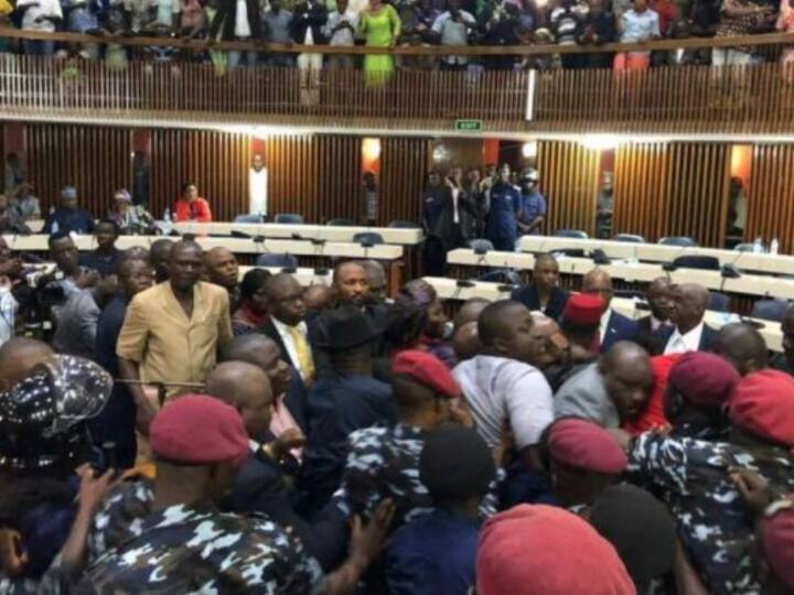 Sierra Leone Parliament Descends into Wild Brawl Shocking Video comes out Watch: इस देश की संसद में नेताओं के बीच जमकर चले लात-घूंसे, वीडियो देख हो जाएंगे हैरान