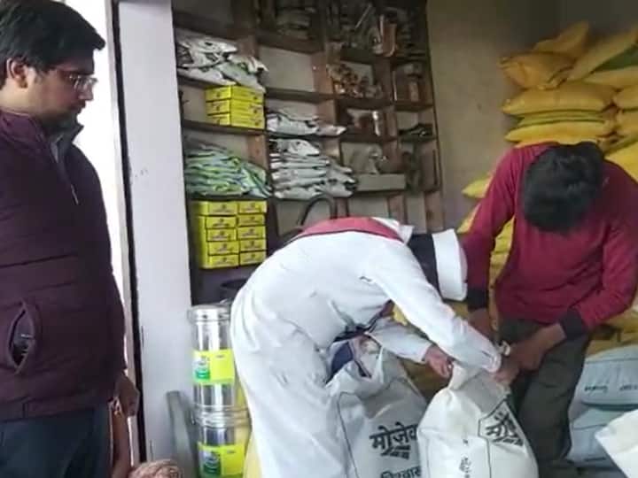 Fatehpur News SDM raids shop in fear of spurious fertilizer stir among shopkeepers ANN Fatehpur News: नकली खाद होने की आशंका में SDM ने दुकान में की छापेमारी, दुकानदारों में मचा हड़कंप