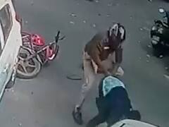 दिल्ली पुलिस ने चेन स्नैचर को दबोचा, आप भी देखें कॉन्सटेबल की बहादुरी का वीडियो