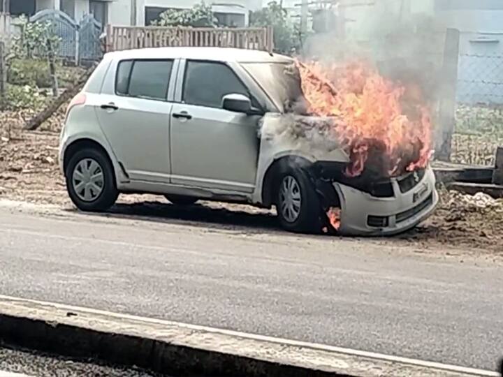 Dindigul: There was a commotion when a car parked on the roadside suddenly caught fire TNN திண்டுக்கல்லில் திடீரென தீப்பற்றி எரிந்த காரால் பரபரப்பு