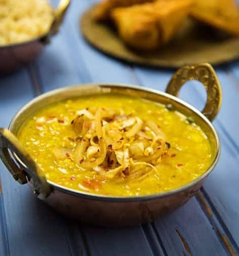 ઘી વગરની દાળ તડકાઃ જો કે દાળ ખૂબ જ ફાયદાકારક છે કારણ કે તેમાં પ્રોટીન હોય છે અને તે વજન ઘટાડવામાં મદદ કરે છે, પરંતુ ઘણી વખત આપણે ઘરે બનાવેલી દાળમાં એવા તડકા નાખીએ છીએ કે જે આપણા શરીર પર વજન ઉતારે છે. એટલા માટે તમે તમારી દાળમાં આ રીતે ઘી કે તેલ વગર તડકા લગાવી શકો છો. આ દાળ તમને વજન ઘટાડવામાં મદદ કરશે. તમે દાળમાં મસાલાને ટેપ કરવા માટે માખણને બદલે પાણીનો ઉપયોગ કરી શકો છો.