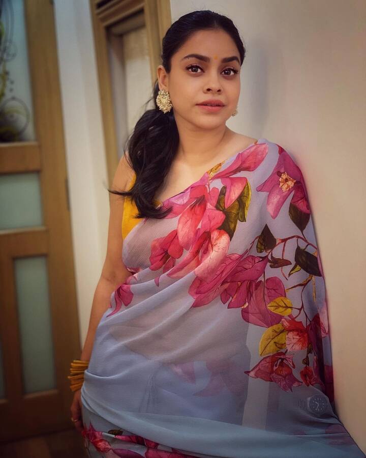 सुमोना तिच्या साध्या शैलीसाठी ओळखली जाते. पण सध्या तिचे साडीतले फोटो चांगलेच व्हायरल होत आहेत.(फोटो सौजन्य :sumonachakravarti/इंस्टाग्राम)