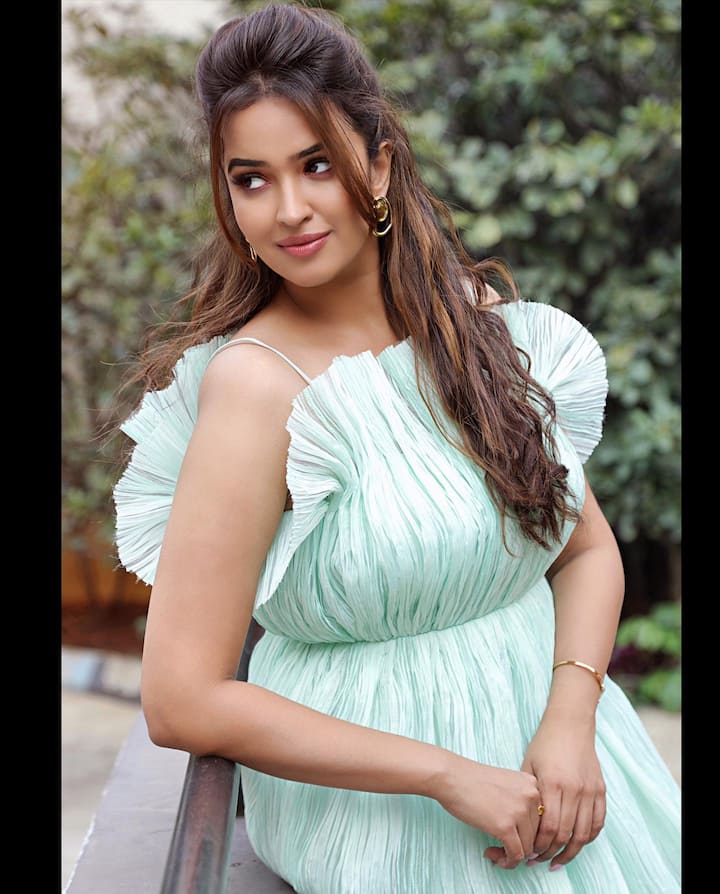 రాజుగాడు, హ్యాపీ వెడ్డింగ్, బ్రాండ్ బాబు, వేర్ ఈజ్ వెంకటలక్ష్మి, సెవెన్, కల్కి, మిస్ ఇండియా సినిమాల్లో నటించింది. Photo Credit: Poojitha Ponnada/Instagram