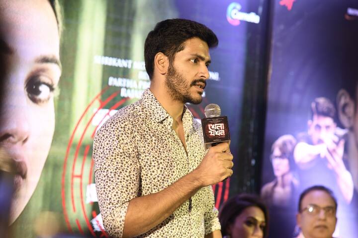 এই দুর্ঘটনার উৎস খুঁজতে গিয়েই শুরু হয় বিপত্তি। প্রত্যেক মুহূর্তে নানা প্রতিকূলতা পেরিয়ে, গল্পের ঊর্মি কি খুঁজে পাবে নিজের পরিচয়? সেই উত্তর পাওয়া যাবে গল্পে।