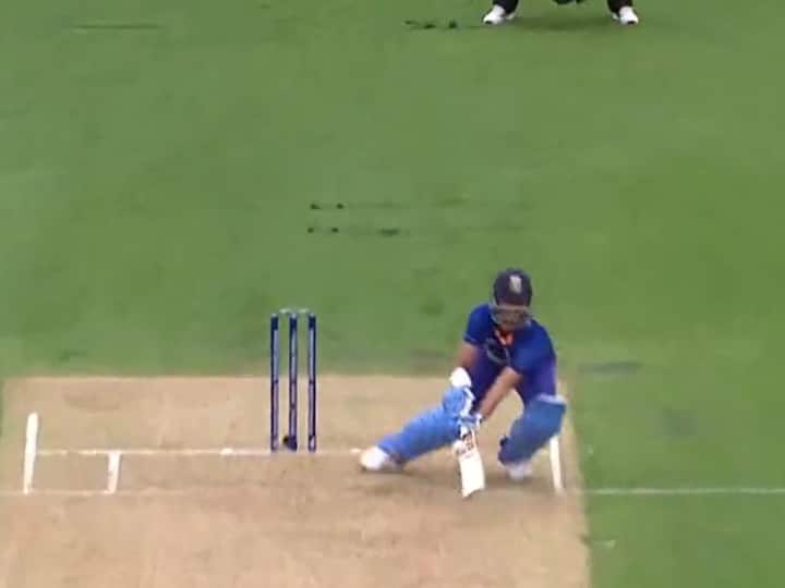 IND vs NZ Washington Sundar falls outside wide line to play unthinkable shot Video goes Viral IND vs NZ: न्यूजीलैंड के खिलाफ वाशिंगटन सुंदर ने खेला ऐसा शॉट जिसे देख चौंक जाएंगे आप, वीडियो वायरल