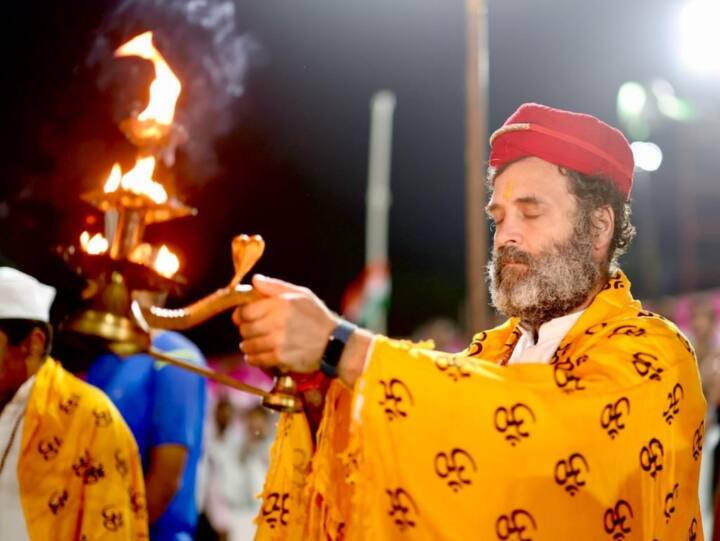 आरती के दौरान राहुल गांधी की बहन और कांग्रेस महासचिव प्रियंका गांधी वाड्रा और जीजा रॉबर्ट वाड्रा भी मौजूद थे.