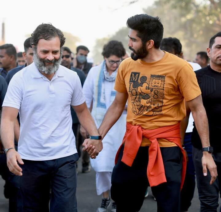 Olympic Medalist and Boxer Vijender Singh : ਮੱਧ ਪ੍ਰਦੇਸ਼ 'ਚੋਂ ਗੁਜ਼ਰ ਰਹੀ ਕਾਂਗਰਸ ਨੇਤਾ ਰਾਹੁਲ ਗਾਂਧੀ ਦੀ ਭਾਰਤ ਜੋੜੋ ਯਾਤਰਾ 'ਚ ਹਰ ਰੋਜ਼ ਨਵੇਂ ਸਾਥੀ ਸ਼ਾਮਲ ਹੋ ਰਹੇ ਹਨ। ਸ਼ੁੱਕਰਵਾਰ ਨੂੰ ਇਸ ਯਾਤਰਾ 'ਚ ਅੰਤਰਰਾਸ਼ਟਰੀ ਮੁੱਕੇਬਾਜ਼ ਵਿਜੇਂਦਰ ਸਿੰਘ (international boxer vijender singh) ਵੀ ਸ਼ਾਮਲ ਹੋਏ।