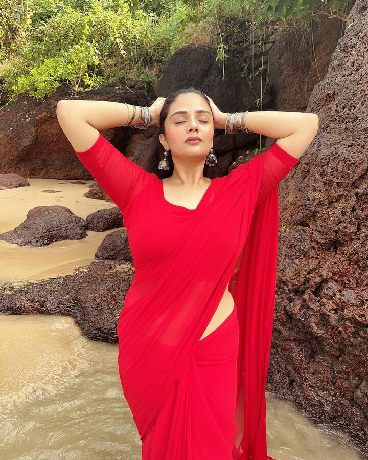'ప్రేమ ఇష్క్ కాదల్' సినిమాతో కథానాయికగాPhoto Credit@Sreemukhi/Instagram