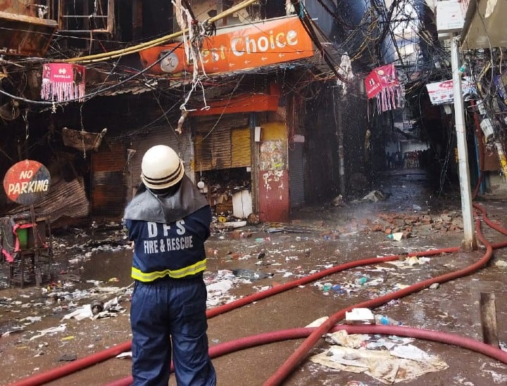 PHOTOS: The fire department got success, the fire in Delhi’s Chandni Chowk wholesale market is now under control, cooling operation continues
– News X