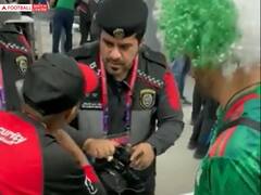 FIFA World Cup 2022: दूरबीन में अल्कोहल ले जा रहा था फैन, गार्ड्स ने धर दबोचा, वीडियो वायरल