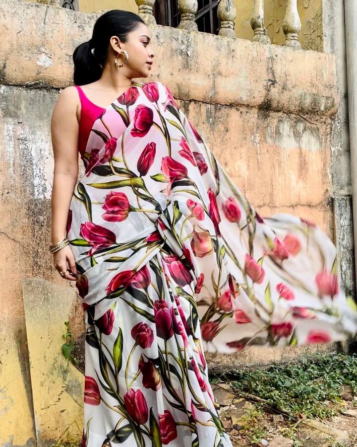 सुमोना चक्रवर्तीचा पडद्यावरचा आतापर्यंतचा प्रवास खूपच रंजक राहिला आहे. 'बडे अच्छे लगते हैं' या टीव्ही मालिकेनंतर सुमोनाने सोनी टीव्हीच्या 'कहानी कॉमेडी सर्कस की' या कॉमेडी शोमध्ये कपिल शर्मासोबत भाग घेतला होता. या शानदार केमिस्ट्री आणि कॉमेडी टायमिंगमुळे कपिल आणि सुमोना यांनी हा शो जिंकला.(फोटो सौजन्य :sumonachakravarti/इंस्टाग्राम)