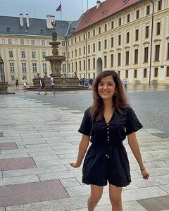 మోడ్రన్ డ్రెస్‌లో మెరిసిపోతున్న నటి షిర్లీ సెటియా