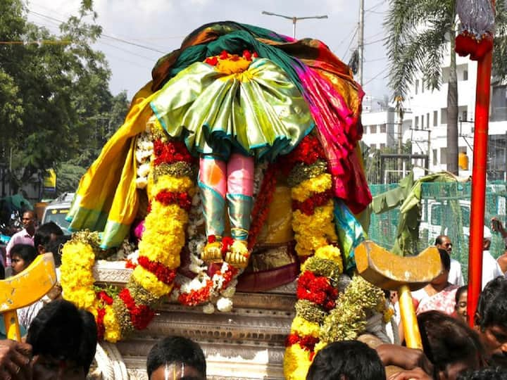 తిరుచానూరు శ్రీ పద్మావతి అమ్మవారి కార్తీక బ్రహ్మోత్సవాల్లో ఆరో రోజైన శుక్రవారం రాత్రి గరుడ సేవను పురస్కరించుకుని ఉదయం శ్రీవారి పాదాల‌ ఊరేగింపు వైభవంగా జరిగింది.