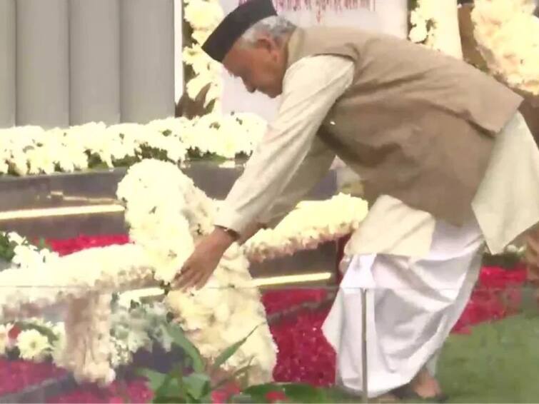 maharashtra governor bhagat singh koshyari paid tribute to 26 11 mumbai terror attack martyrs by wearing slippers राज्यपाल कोश्यारींकडून हुतात्म्यांचाही अनादर, काँग्रेसच्या आरोपानंतर राज्यपाल कार्यालयाचं स्पष्टीकरण