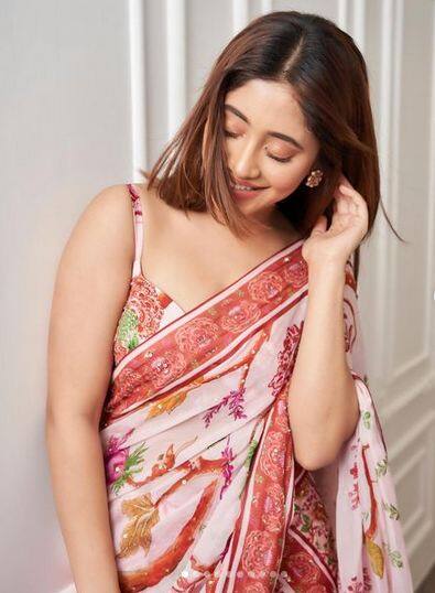 ਸੀਰੀਅਲ 'ਯੇ ਰਿਸ਼ਤਾ ਕਯਾ ਕਹਿਲਾਤਾ ਹੈ' 'ਚ ਨਾਇਰਾ ਦਾ ਕਿਰਦਾਰ ਨਿਭਾਉਣ ਵਾਲੀ ਸ਼ਿਵਾਂਗੀ ਜੋਸ਼ੀ ਸੋਸ਼ਲ ਮੀਡੀਆ 'ਤੇ ਕਾਫੀ ਐਕਟਿਵ ਰਹਿੰਦੀ ਹੈ।