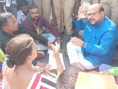 Jalgaon News : गायरानप्रश्नी वंचितचा घरावर मोर्चा, गुलाबराव पाटील भररस्त्यात मांडी घालून बसले