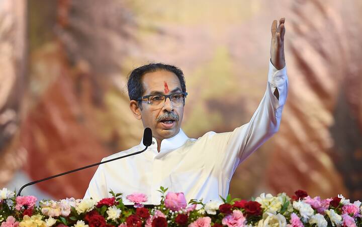 कसे नेले इथल्या ताई मोठ्या हुशार थेट पंतप्रधानांना राखी बांधली फोटो छापून आणला. ही चालूगिरी लोक बघत नाहीएत. भाजप आज आयात पक्ष, भाकड पक्ष. यादी काढा मग समजेल किती आयात लोक. स्वतः चंद्रकांत पाटील बोलले. मनावर दगड ठेवला. आजही गद्दारांनी सांगावे आम्ही भाजपाच्या टिकिटावर लढणार नाही. बाळासाहेब हवेत, चिन्ह हवे मग तुमची मेहनत कुठे आहे?