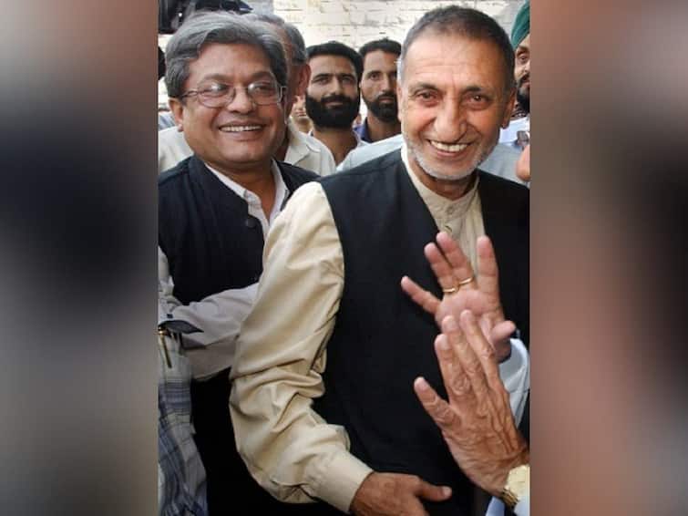 Militant Funding Case: SIA Questions Hurriyat Leader Prof Gani Bhat For 8 Hours In Jammu Militant Funding Case: SIA Questions Hurriyat Leader Prof Gani Bhat For 8 Hours In Jammu