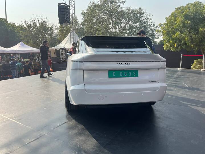 इस कार में बहुत सारी टेक्नोलॉजी का इस्तेमाल किया गया है. इसके साथ एक कार्ड भी मिलता है जो कनेक्टेड कार तकनीक के माध्यम से काम करता है, और अन्य सॉफ्टवेयर के साथ काम करने वाले फीचर्स के लिए इस्तेमाल किया जा सकता है. प्रवेग ने अपने ग्राहकों के डेटा की गोपनीयता का भी इस कार में ध्यान रखा है.