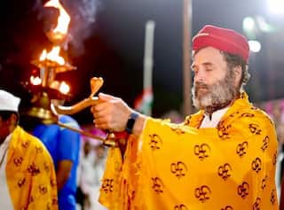 Rahul Aarti Photo : રાહુલ ગાંધીએ માં નર્મદાની આરતી ઉતારતા બે દિગ્ગજ મહિલા નેતાઓ બાખડી પડી