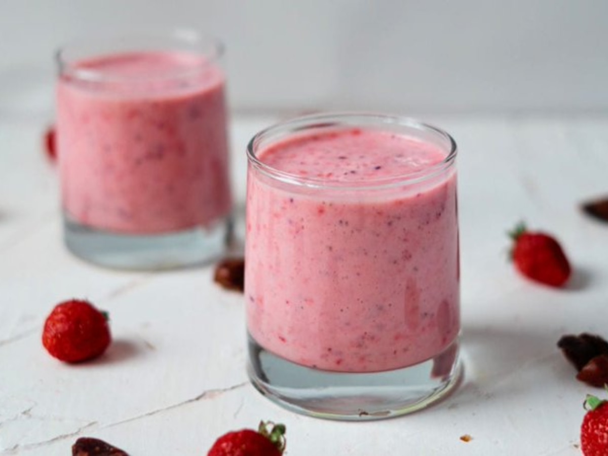 Strawberry Oatmeal Breakfast Smoothie (Image Source: Twitter)