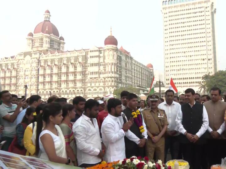 Maharashtra Deputy CM Devendra Fadnavis joins people in paying tribute at Gateway of India and outside the Taj Hotel on the 14th anniversary of Mumbai Terror Attacks. (Source: ANI)