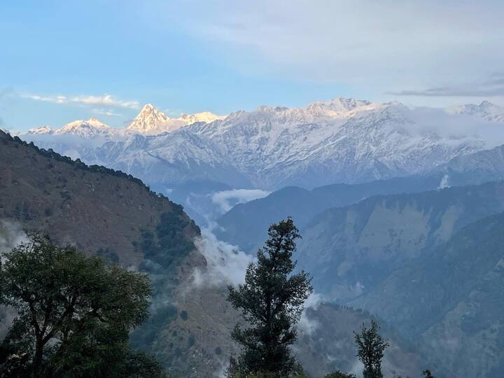 Dayara Bugyal: Uttarakhand's alpine district of Uttarkashi is blanketed in snow throughout the winter. Winter temperatures drop below zero degrees, but if you enjoy adventure, visit Dayara Bugyal this season. Dayara Bugyal is the ideal trek to embark on this winter for nature lovers. The Dayara Bugyal hike, which begins in Uttarkashi's Barsu hamlet and ends at 3,408 metres, takes you through snow-covered oak and maple forests and meadows. (Image Source: Twitter)