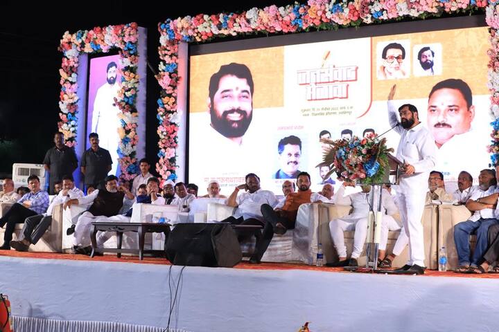जयसिंगपूरमध्ये बोलताना मुख्यमंत्र्यांनी मुदतवाढ घेऊन गायरान जमिनीतील अतिक्रमणधारकांना दिलासा देण्यासाठी धोरणात्मक निर्णय घेऊ, असे आश्वासन दिले.