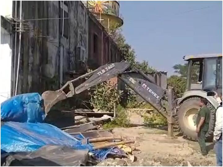 UP News Khatima sdm removed encroachment on land allocated for government office ann Khatima: सरकारी जमीन पर कर रखा था होटल मालिक ने कब्जा, SDM की नजर पड़ते ही चला बुलडोजर