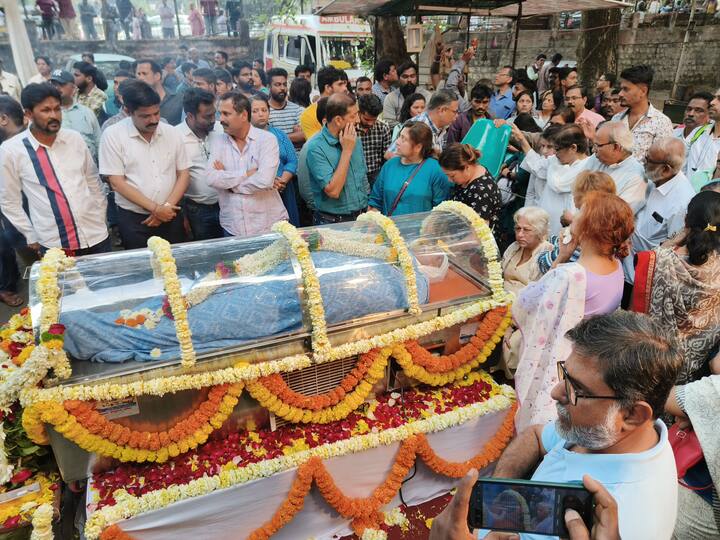A huge crowd of fans for the funeral of veteran actor Vikram Gokhale