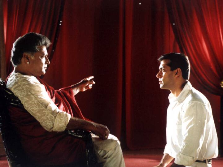 विक्रम गोखले ने कई फिल्मों में काम किया है, लेकिन असल पहचान उन्हें साल 1999 में आई फिल्म 'हम दिल दे चुके सनम' (Hum Dil De Chuke Sanam) में अपने किरदार पंडित दरबार से मिली थी. फिल्म में उन्होंने ऐश्वर्या राय के पिता का रोल निभाया था.