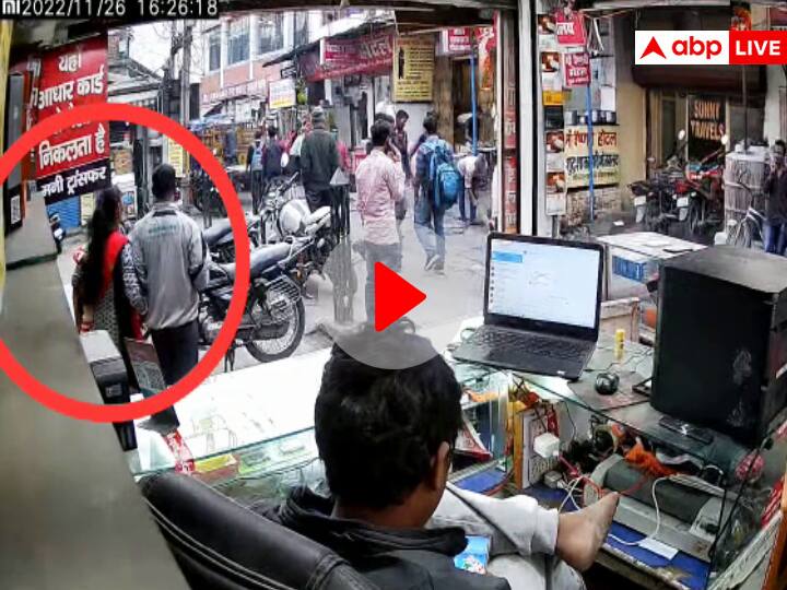 Patna Man and Woman ran away leaving 2-year-old girl on the road Watch Video ann VIDEO: मैं अपने रास्ते... तुम अपने! पटना में 2 साल की बच्ची को सड़क पर छोड़कर भागे महिला-पुरुष, जानिए मामला