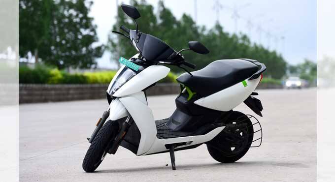 एथर 450X में 7-inch का LCD डिस्प्ले के साथ गूगल मैप, ब्लूटूथ कनेक्टिविटी जैसे फीचर्स दिए गए हैं. यह स्कूटर सिंगल चार्ज में 116 किलोमीटर तक की रेंज देता है. इसकी टॉप स्पीड 80 kmph है. यह स्कूटर बेंगलुरू में 1,44,500 रुपये की एक्स शोरूम कीमत में उपलब्ध है.