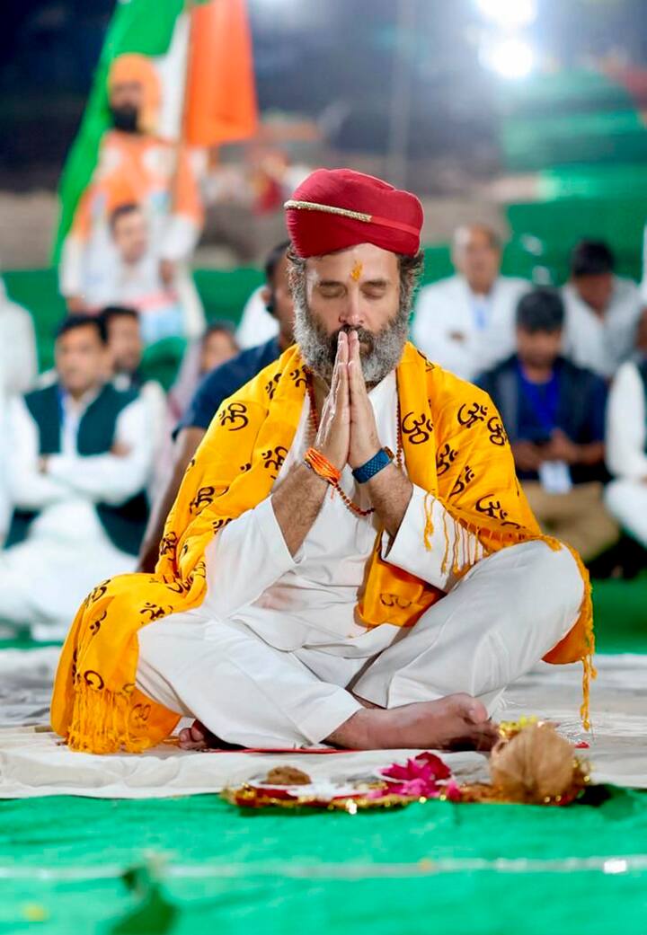 भारत जोड़ो यात्रा का शुक्रवार को तीसरा दिन था, राहुल गांधी ने खंडवा के खेरदा गांव से अपनी यात्रा की शुरूआत की और वे कई इलाकों से होते हुए शाम को ओमकारेश्वर पहुंचे. यहां राहुल गांधी ने ओम्कारेश्वर ज्योतिलिर्ंग की पूजा अर्चना की उनके साथ प्रियंका गांधी और रॉबर्ट वाड्रा भी थे.