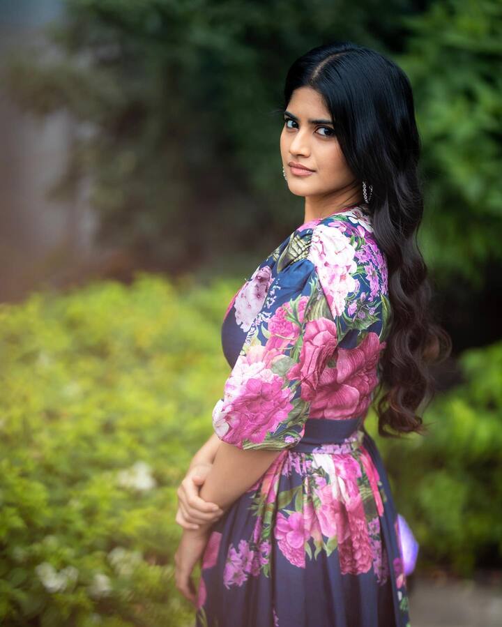 టాలీవుడ్ లో తనకంటూ ఒక ప్రత్యేక గుర్తింపు తెచ్చుకున్న ఈ ముద్దుగుమ్మ ప్రస్తుతం రవితేజ హీరోగా సుధీర్ వర్మ దర్శకత్వంలో తెరకెక్కనున్న 'రావణాసుర'లో నటించబోతున్నట్లు తెలుస్తోంది. దీంతో పాటూ మరో అరడజను ఆఫర్లు అమ్మడి చేతిలో ఉన్నాయ్.